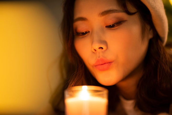 pankr,panasian,asian,asia,person,portrait,portraits,youthful,young female,female,lady,woman,one person,one man,twenty,30,thirty,caucasian,foreigner,night,nights,nighttime,winter,foundation,beauty,make,make up,make-up,cosmetic,toilet article,skin,make the skin beautiful,moisture retention,damp,gain,moisture,moisturize,profit,richness,warmth,wetness,skincare,christmas,xmas,candle,candles,beam,relax,healing,flame,turn on,take up one's residence,lifestyle,hope,casual,casuals,orange,oranges,fashionable,stylish,beautiful,pretty,sexy,looking at camera,warm,gaze,stare at,yellow,xframe