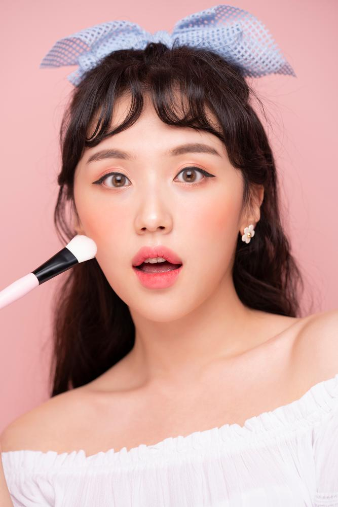beauty,vixen,midinette,woman,hairdressing,maquillage,cosmetics,makeup,to be damp,moldboard,plowshare,florilegium,pictorial,shine,hairstyle,korean,an asian,20&#39;s,30s,inside,ribbon,fillet,very small,minute,smile,laugh,happiness,earring,pose,the upper torso,the bust,bust,close-up,close shot,xframe