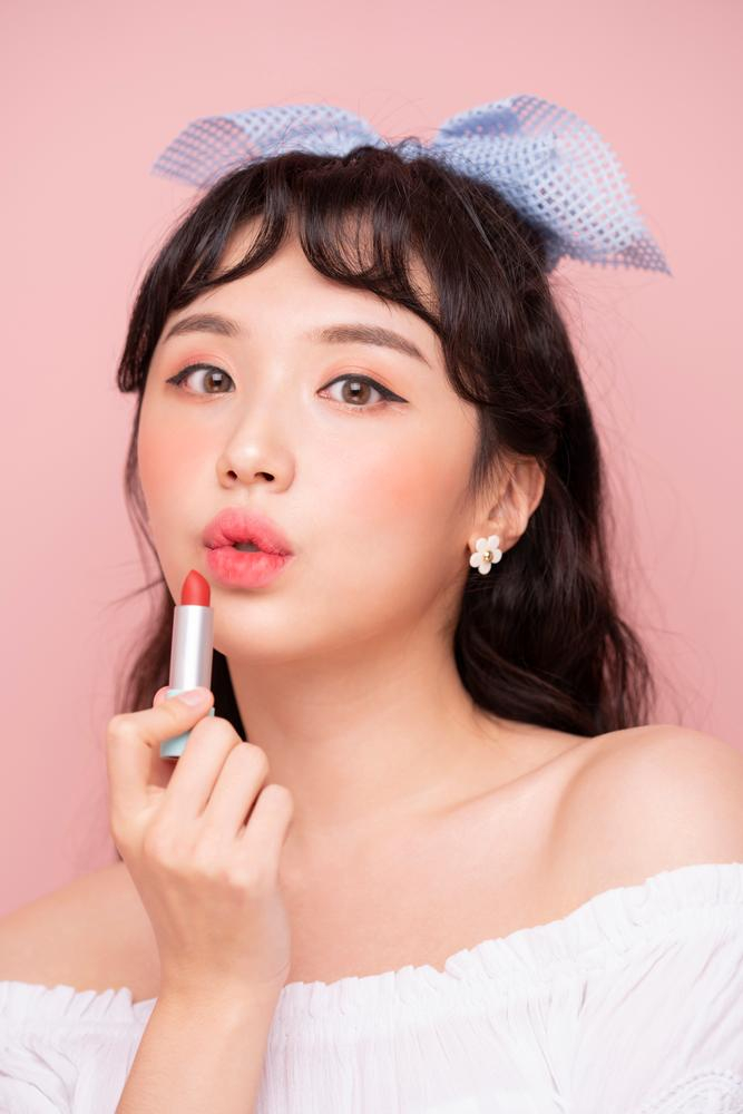beauty,vixen,midinette,woman,hairdressing,maquillage,cosmetics,makeup,lipstick,to be damp,moldboard,plowshare,florilegium,pictorial,shine,hairstyle,wink,korean,an asian,20&#39;s,30s,inside,ribbon,fillet,very small,minute,smile,laugh,happiness,earring,pose,the upper torso,the bust,bust,close-up,close shot,xframe