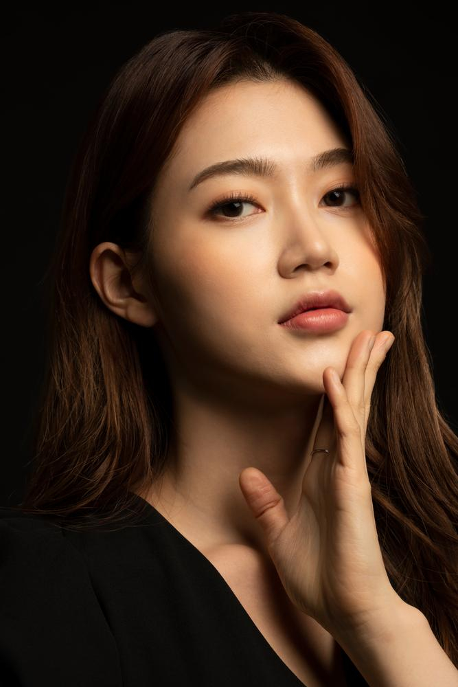 beauty,vixen,midinette,woman,oracle,person,young woman,korean,an asian,20&#39;s,30s,the upper torso,the bust,bust,close-up,close shot,face,makeup,hairdressing,maquillage,cosmetics,pollination,moisture,moldboard,plowshare,shine,hairstyle,pose,inside,xframe