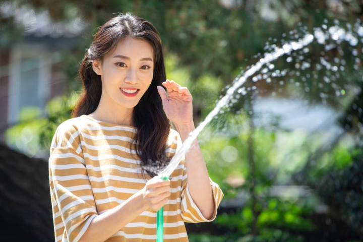 vixen,midinette,woman,love,korean,an asian,20&#39;s,30s,weather,nature,tree,excerpt,viridescence,garden,park,horticulture,gardening,interest,affinity,palate,penchant,relish,hobby,happiness,very small,minute,smile,laugh,hose,hosepipe,water,summer,vacation,freely,the upper torso,the bust,bust,close-up,close shot,flank,cheek,side or angle,xframe