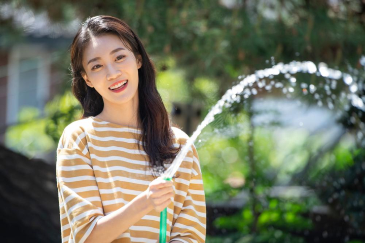 vixen,midinette,woman,love,korean,an asian,20&#39;s,30s,weather,nature,tree,excerpt,viridescence,garden,park,horticulture,gardening,interest,affinity,palate,penchant,relish,hobby,happiness,very small,minute,smile,laugh,hose,hosepipe,water,summer,vacation,freely,the upper torso,the bust,bust,close-up,close shot,flank,cheek,side or angle,xframe