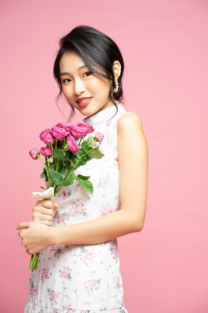 woman,flower,girl,pink,summer,dress,beauty,gift,happy,present,smile,background,romantic,adult,attractive,bouquet,fashion,portrait,cute,person,young,isolated,people,backdrop,casual,female,smiling,positive,beautiful,roses,asian,cheerful,emotion,expressing,friendly,happiness,hold,joyful,marry,natural,one,posing,holding,style,floral,gorgeous,birthday,spring,sexy,20s,xframe