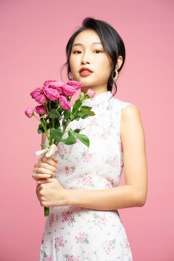 woman,flower,girl,pink,summer,dress,beauty,gift,happy,present,smile,background,nature,romantic,adult,attractive,bouquet,fashion,portrait,cute,person,young,isolated,people,backdrop,casual,female,positive,beautiful,roses,asian,cheerful,emotion,expressing,friendly,happiness,marry,one,posing,holding,style,floral,gorgeous,birthday,spring,earrings,love,jewelry,sexy,20s,xframe