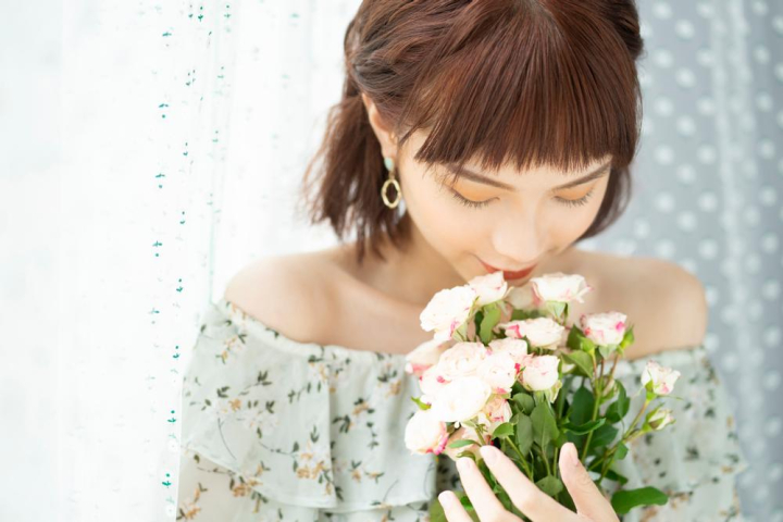 Woman with green rose on her head photo – Free Leaf model Image on