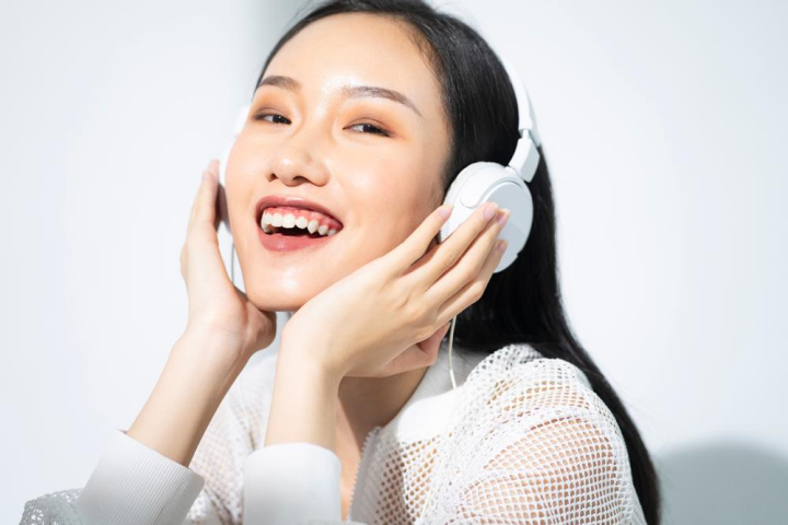 asian,headphone,sing,music,asia,happy,woman,listen,young,beauty,female,isolated,person,portrait,teen,attractive,background,beautiful,cool,cute,emotion,enjoy,expression,fashion,fun,girl,happiness,headphones,human,joy,mp3,lady,light,listening,model,modern,pretty,smile,technology,sportive,white,audio,toothy,urban,accessories,ear,gesture,earphones,lifestyle,20s,xframe