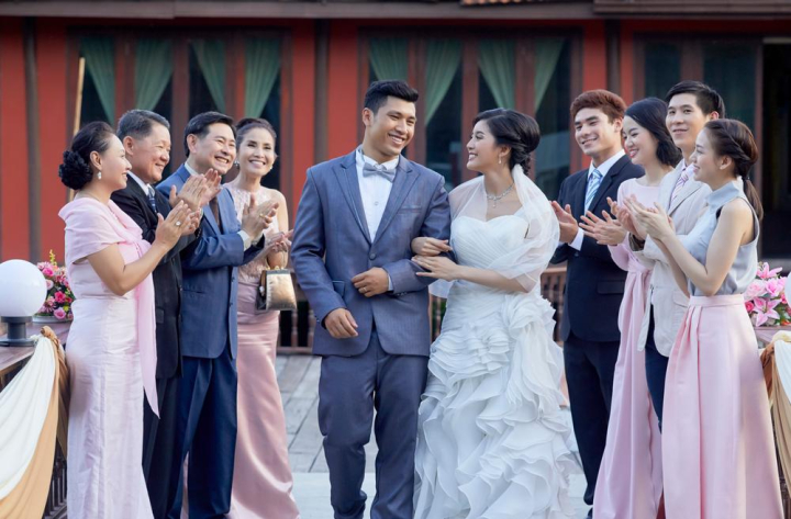 newlyweds,walking,arm in arm,guests,clapping,elegant,elegance,together,family,relatives,woman,female,women,man,men,male,aunt,parents,wedding,thai,thailand,blessing,celebration,marriage,bride,groom,married,jasmine,looking,happy,newlywed couple,flower,bloom,arrangement,bridal,ceremony,guest,asia,asian,congratulation,romantic,wedding reception,garden wedding,wedding dress,suit,veil,congratulations,party,happiness,restaurant,setting,smile,outdoor,life event,joyful,delightful,handsome,standing,clap,door curtain,balcony,door,dress,thirties,twenties,applauding,newlywed,couple,luxury,decoration,wife,husband,beautiful,xframe