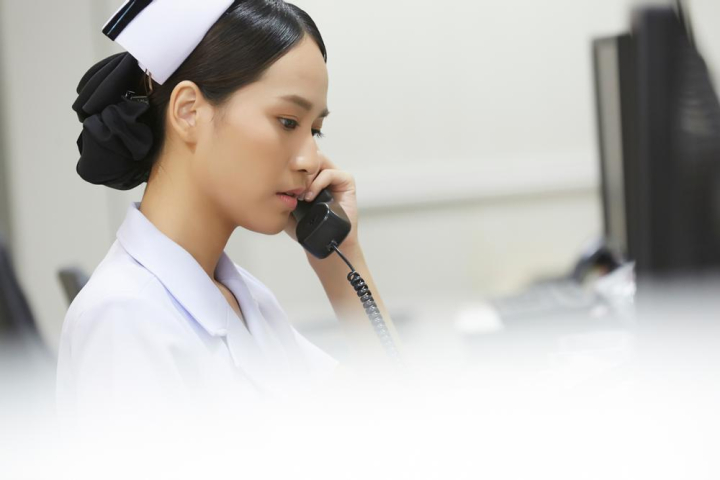 picture,nurse,calling,telephone,making a phone call,holding,wearing,uniform,white collar,white,blouse,bun,talking,monitor,staff,duty nurse,alone,female,woman,girls,young,thai,thailand,asian,asia,hospital,care,health,diagnosis,medical,people,therapy,treatment,occupation,work,healthcare,indoor,medicine,hygiene,illness,sick,professional,cure,disease,sickness,hospitalization,hospitalize,in hospital,practitioner,xframe
