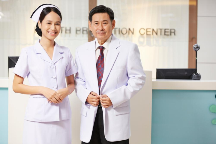 picture,two,people,standing,smiling,hospital,hospitalization,hospitalize,in hospital,relief,man,male,girl,woman,female,thai,thailand,asian,asia,adult,occupation,work,illness,sick,cure,disease,sickness,professional,hygience,nurse,assistant,patient,staff,doctor,specialist,clinic,friendly,talking,together,care,health,diagnosis,medical,therapy,treatment,healthcare,medicine,center,health center,check,checkup,reception,xframe